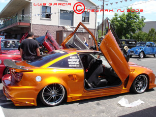 Картинка автомобили выставки уличные фото