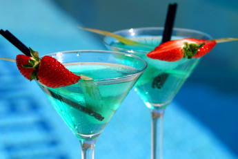 Картинка еда напитки коктейль бокалы клубника трубочки