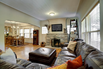 обоя интерьер, гостиная, телевизор, камин, диван, пуф