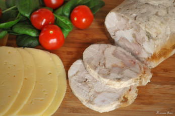 Картинка еда разное помидоры куриный рулет сыр томаты