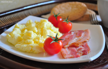 Картинка еда вторые блюда Яичница-болтунья бекон помидоры томаты