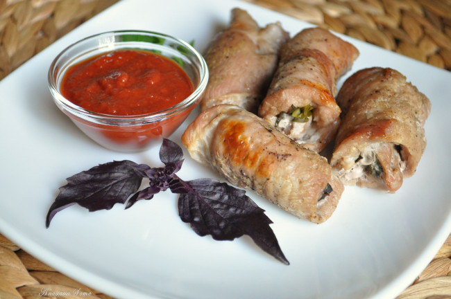 Обои картинки фото еда, вторые, блюда, мясные, рулетики, соус