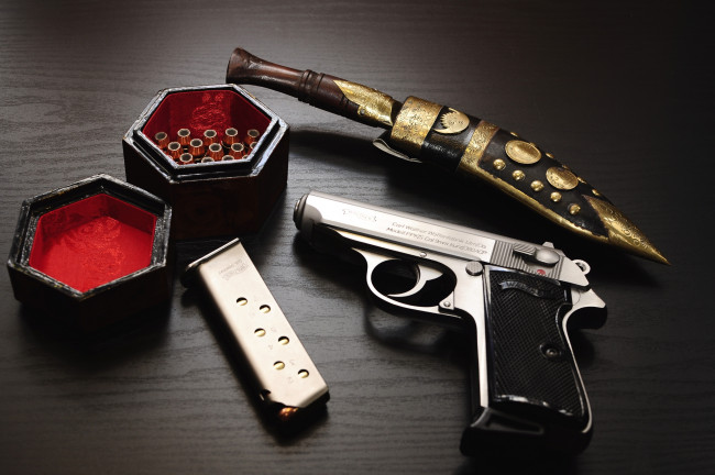 Обои картинки фото оружие, кинжал, пули, пистолет, магазин
