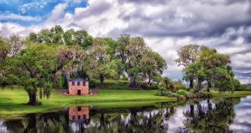 Картинка природа реки озера луг домик река деревья трава отражение тучи