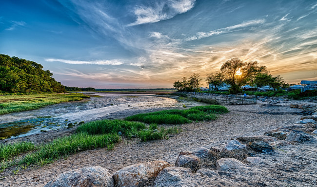 Обои картинки фото природа, реки, озера, река, деревья, облака, солнце, камни, трава, пляж