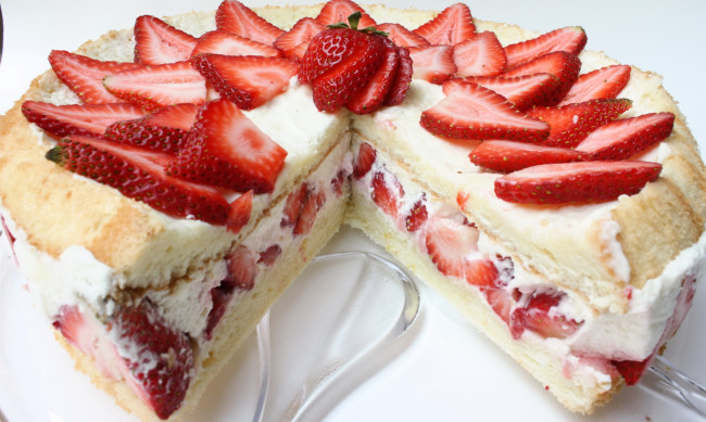 Обои картинки фото еда, торт, только, клубника, крем