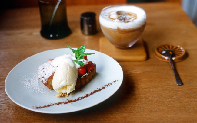 Обои картинки фото еда, мороженое, десерты, маффин, мята, ягоды