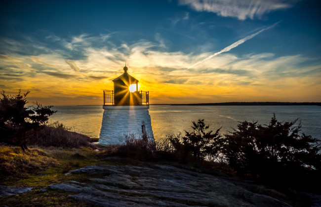 Обои картинки фото природа, маяки, вечер, лучи, солнце, тучи, маяк, океан