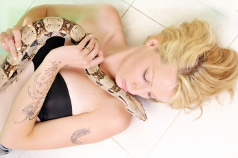 Картинка девушки -unsort+ блондинки девушка питон