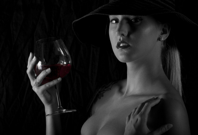 Обои картинки фото девушки, -unsort , креатив, бокал, шляпа, лицо