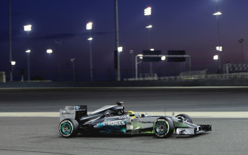 Картинка спорт формула+1 мерседес трасса стадион огни болид