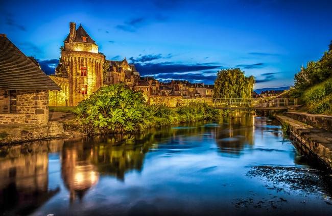 Обои картинки фото jardin & remparts de vannes,  bretagne,  france, города, замки франции, река, замок