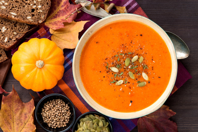 Обои картинки фото еда, первые блюда, пюре, хлеб, кориандр, миска, семечки, тыква, суп