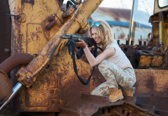 Картинка девушки -unsort+ девушки+с+оружием песик