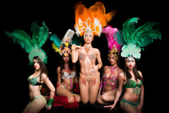 Картинка девушки -unsort+ группа+девушек песик