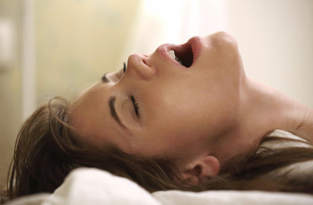 Картинка девушки little+caprice голова рот крик постель