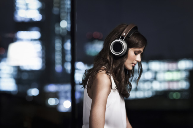 Обои картинки фото девушки, -unsort , брюнетки,  шатенки, профиль, наушники, улыбка