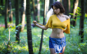 Картинка девушки lara+masier брюнетка живот шорты ножки lara masier фон девушка взгляд футболка бюст грудь лес