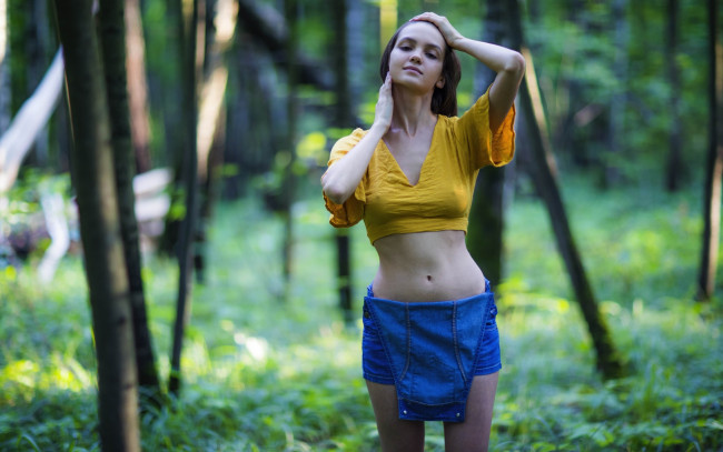 Обои картинки фото девушки, lara masier, девушка, взгляд, брюнетка, грудь, лес, lara, masier, фон, ножки, шорты, живот, футболка, бюст