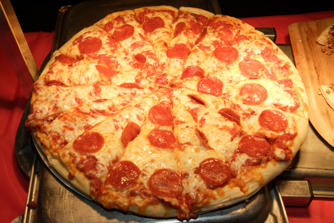 Обои картинки фото еда, пицца, колбаса, сыр