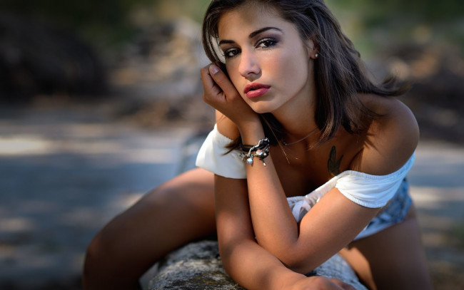 Обои картинки фото девушки, anita roncari, макияж, портрет, взгляд, брюнетка, модель, девушка, лицо, татуировка, бижутерия, красавица, красотка