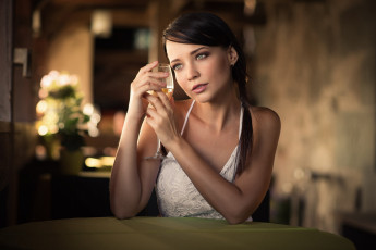 Картинка девушки ангелина+петрова косичка бокал