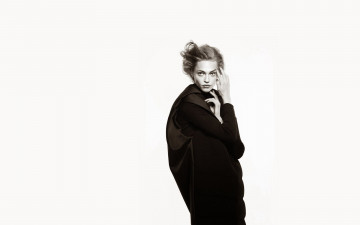 Картинка девушки саша+пивоварова модель черно-белая наряд