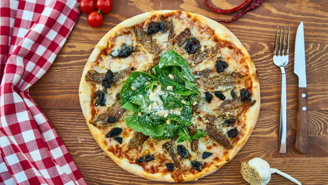 Обои картинки фото еда, пицца, шпинат, чеснок