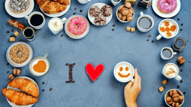 Обои картинки фото еда, разное, пончики, кофе, круассаны, макаруны