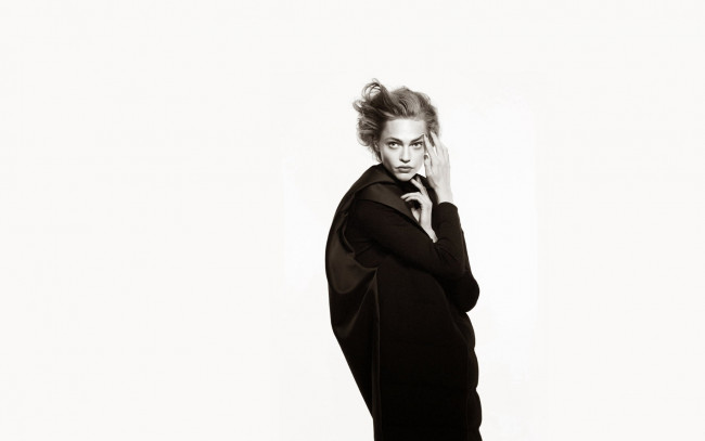 Обои картинки фото девушки, саша пивоварова, модель, черно-белая, наряд