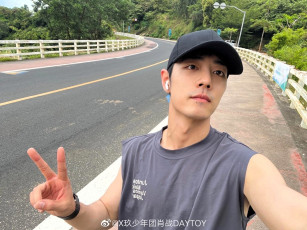 Картинка мужчины xiao+zhan актер кепка жест дорога