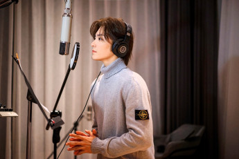 Картинка мужчины hou+ming+hao актер свитер наушники микрофон