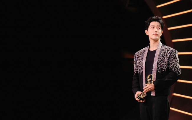 Обои картинки фото мужчины, xiao zhan, актер, сцена, награда