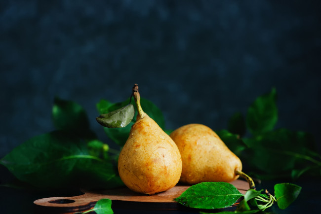 Обои картинки фото еда, груши, фрукты, спелые, дуэт
