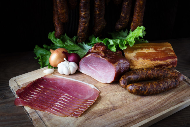 Обои картинки фото еда, колбасные изделия, лук, чеснок, копчености, окорок, колбаса, зелень