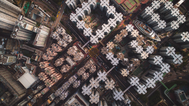 Обои картинки фото города, гонконг , китай, город, здание, дорога, уличное, движение, небоскреб, вид, с, высоты, птичьего, полета, фотография, беспилотника, гонконг