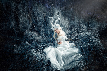 Картинка девушки -+креатив +косплей образ косплей наряд костюм платье рога трава иней