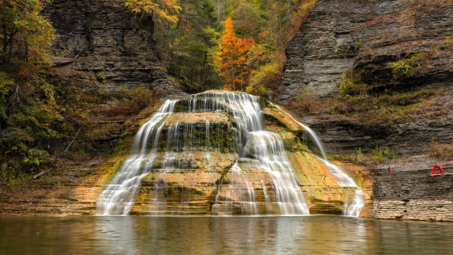 Обои картинки фото природа, водопады, скалы, расселина, лес, осень, водопад, озеро