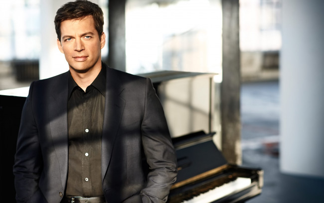Обои картинки фото michael, steven, buble, музыка, другое, пианино, джаз, улыбка, певец