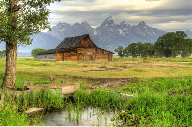 Обои картинки фото природа, пейзажи, горы, луг, озеро, сарай