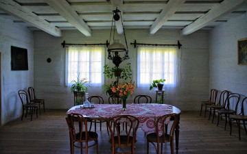 Картинка интерьер столовая стулья скатерть стол