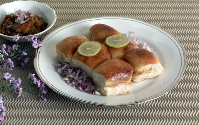 Обои картинки фото еда, хлеб,  выпечка, лимон, лук, булочки