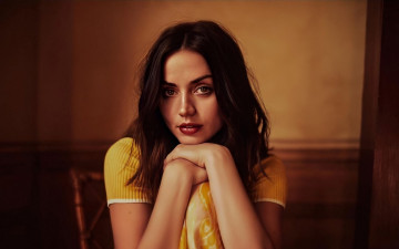 Картинка девушки ana+de+armas поза