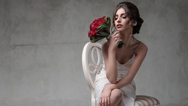 Обои картинки фото девушки, - брюнетки,  шатенки, брюнетка, букет, розы