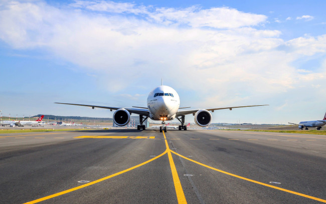 Обои картинки фото boeing 737-300, авиация, пассажирские самолёты, боинг, 737-300, турецкие, авиалинии, turkish, airlines, пассажирский, авиалайнер, самолет, взлетно-посадочная, полоса