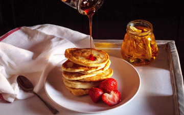 Картинка еда блины +оладьи клубника оладьи мед
