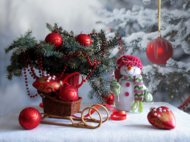 Обои картинки фото праздничные, фигурки, елка, снеговик, санки, украшения