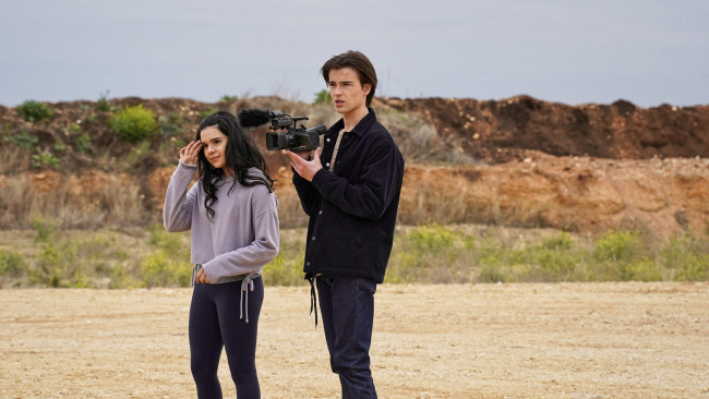 Обои картинки фото кино фильмы, walker , сериал 2021 – , парень, девушка, камера