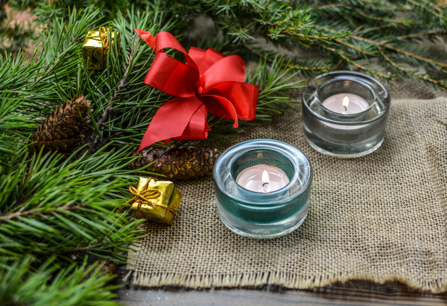Обои картинки фото праздничные, новогодние свечи, свечи, ёлка, шишки, бант