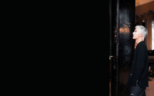 Обои картинки фото мужчины, wang yi bo, актер, пиджак, дверь